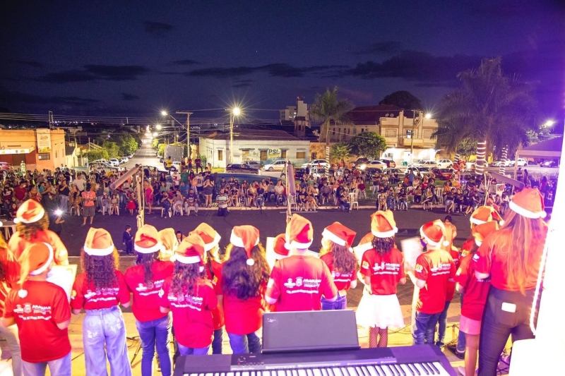 A prefeitura de Araguari através da secretaria de Desenvolvimento Econômico e Turismo, com apoio da secretaria de Educação, da fundação Araguarina de Educação e Cultura e com a Vereadora Eunice Maria Mendes realizou na noite de deste domingo o evento “Janelas Cantantes”.