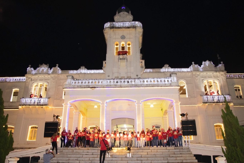 A prefeitura de Araguari através da secretaria de Desenvolvimento Econômico e Turismo, com apoio da secretaria de Educação, da fundação Araguarina de Educação e Cultura e com a Vereadora Eunice Maria Mendes realizou na noite de deste domingo o evento “Janelas Cantantes”.