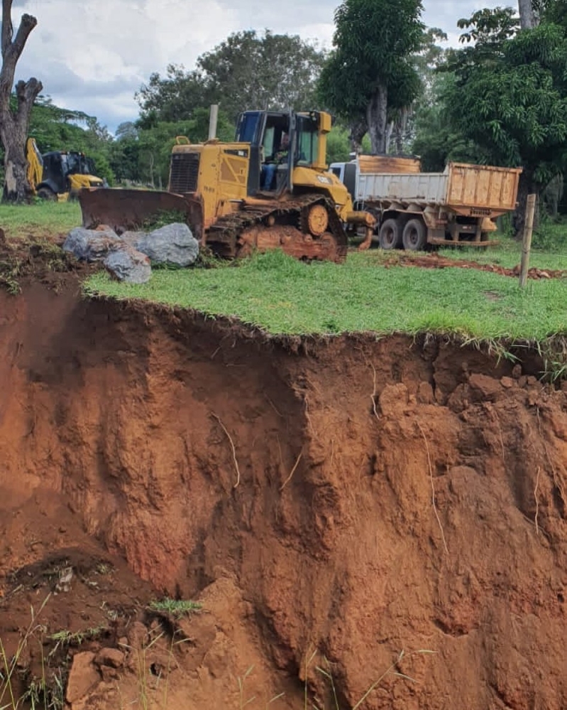 A prefeitura de Araguari, por meio da secretaria de Obras iniciou nesta segunda-feira (20), os trabalhos para conter o avanço da erosão no Bairro Sibipiruna.