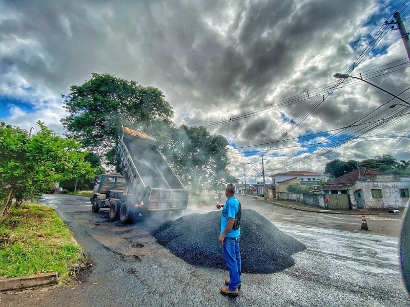 A prefeitura de Araguari através da secretaria de Obras, iniciou os trabalhos de recapeamento de três importantes vias do bairro Santa Terezinha. Os serviços estão sendo executados pelo 2º Batalhão Ferroviário durante esta semana.