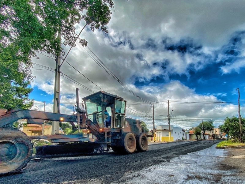 A prefeitura de Araguari através da secretaria de Obras, iniciou os trabalhos de recapeamento de três importantes vias do bairro Santa Terezinha. Os serviços estão sendo executados pelo 2º Batalhão Ferroviário durante esta semana.