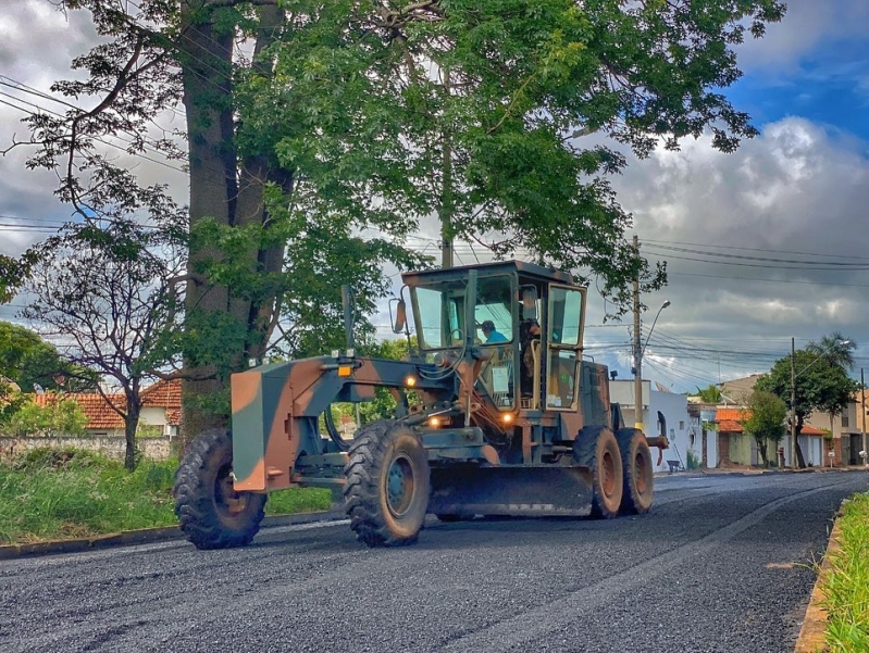 A prefeitura de Araguari através da secretaria de Obras, iniciou os trabalhos de recapeamento de três importantes vias do bairro Santa Terezinha. Os serviços estão sendo executados pelo 2º Batalhão Ferroviário durante esta semana.