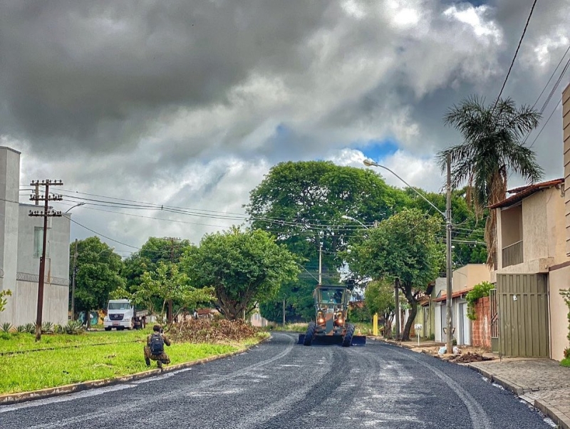 A prefeitura de Araguari através da secretaria de Obras, iniciou os trabalhos de recapeamento de três importantes vias do bairro Santa Terezinha. Os serviços estão sendo executados pelo 2º Batalhão Ferroviário durante esta semana.