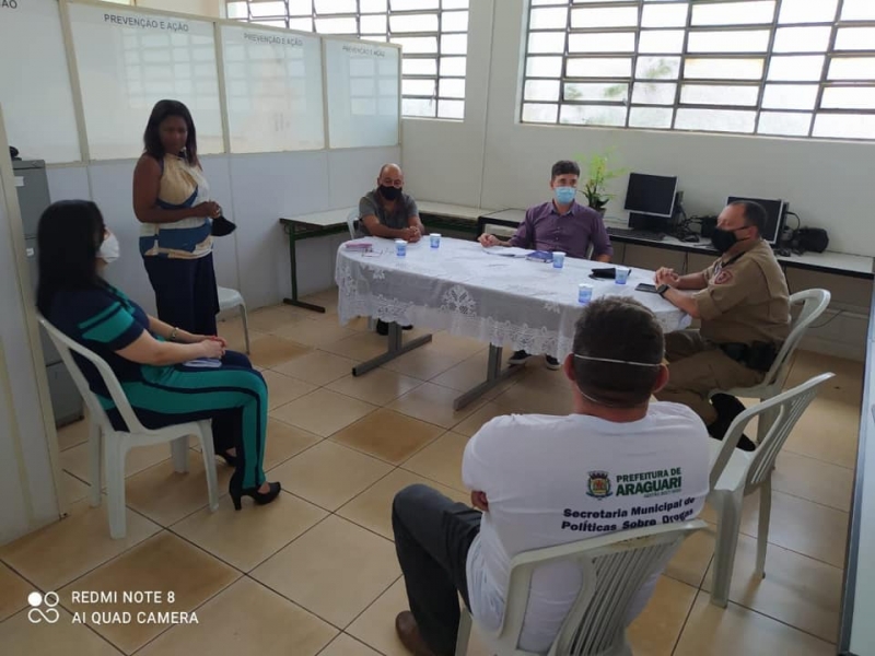 Na manhã de hoje (4) a Secretária de Política Sobre Drogas, Waldeni Maria de Assis, juntamente com sua equipe, recebeu o Comandante do 53° Batalhão da Polícia Militar, Tenente Coronel CélioTameirão. Durante o encontro foram discutidas algumas estratégias para o desenvolvimento de uma ação integrada envolvendo três frentes de atuação: Prevenção, Cuidado e Autoridade, com o objetivo de promover mais segurança ao cidadão araguarino e a consequente diminuição dos problemas causados pelas drogas ilícitas.