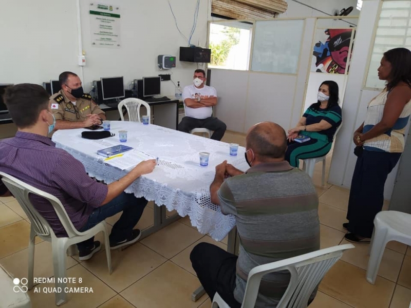 Na manhã de hoje (4) a Secretária de Política Sobre Drogas, Waldeni Maria de Assis, juntamente com sua equipe, recebeu o Comandante do 53° Batalhão da Polícia Militar, Tenente Coronel CélioTameirão. Durante o encontro foram discutidas algumas estratégias para o desenvolvimento de uma ação integrada envolvendo três frentes de atuação: Prevenção, Cuidado e Autoridade, com o objetivo de promover mais segurança ao cidadão araguarino e a consequente diminuição dos problemas causados pelas drogas ilícitas.