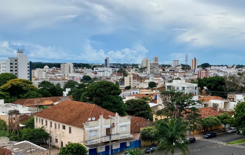 Em função do aumento exagerado no número de novos casos de COVID registrados, ocupação de leitos e aumento no número de óbitos, o Governo de Minas, nessa última semana, orientou a todos os municípios do Estado que reforçassem medidas mais restritivas em relação ao comércio e a diferentes setores.