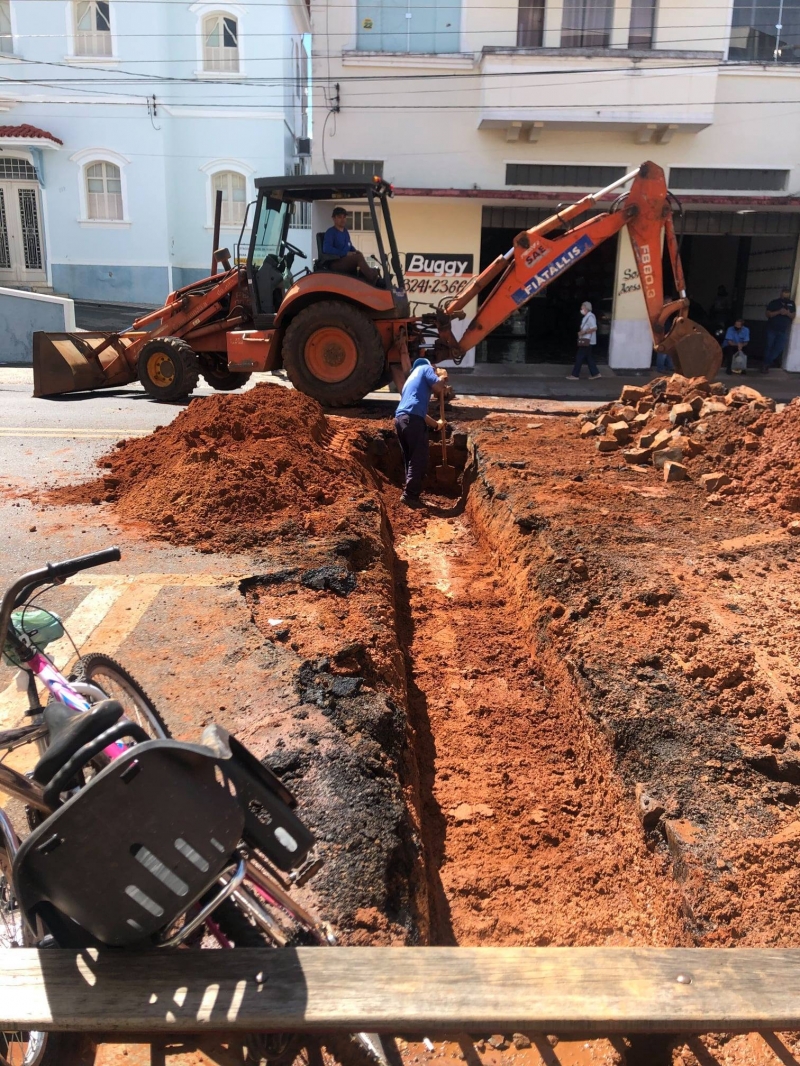 Equipes da SAE fizeram na manhã dessa quarta-feira, 10, a troca de ramal de água na AV. Tiradentes. É a SAE nas ruas trabalhando para atender a população!