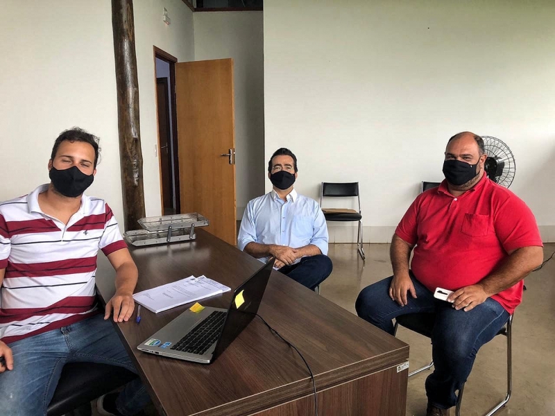 Na tarde desta quinta-feira 11/02/21 por determina&ccedil;&atilde;o do Prefeito de Araguari, estiveram reunidos os secret&aacute;rios Wesley Lucas de Mendon&ccedil;as (Secr. de planejamento), Guilherme Henrique dos Santos Santana (Secret&aacute;rio de Meio Ambiente) e o presidente do Comit&ecirc; da Bacia Hidrogr&aacute;fica do Rio Araguari o Sr. Bruno Gon&ccedil;alves dos Santos com a finalidade de aplica&ccedil;&otilde;es imediatas de recursos j&aacute; dispon&iacute;veis no fundo do comit&ecirc;.
