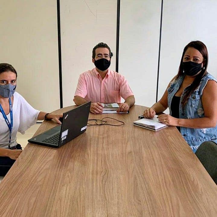 O secret&aacute;rio de planejamento e habita&ccedil;&atilde;o, Wesley Lucas Mendon&ccedil;a esteve reunido na tarde de hoje (12), com a gerente da Caixa Econ&ocirc;mica Federal, Daniele Souto, respons&aacute;vel pelo gerenciamento dos projetos junto &agrave; cidade de Araguari. A t&eacute;cnica de projetos da &aacute;rea da secret&aacute;ria de planejamento, Luciana Brasileiro tamb&eacute;m esteve presente.
