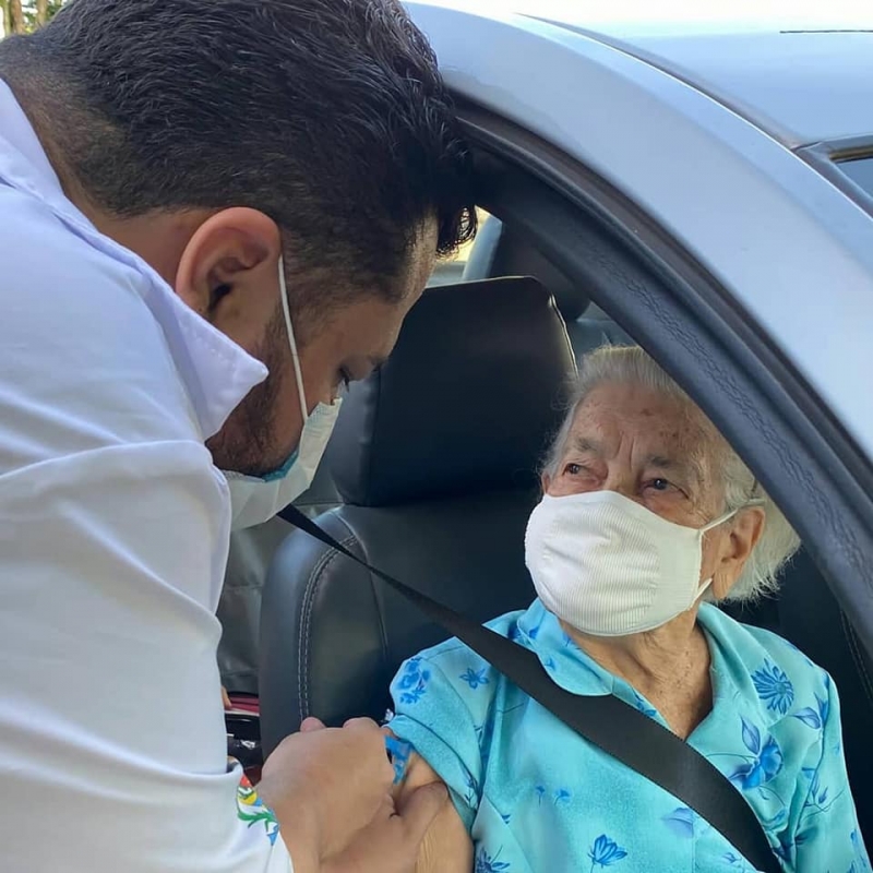 Neste s&aacute;bado (13), est&aacute; programada a vacina&ccedil;&atilde;o dos idosos com 89 anos, na Policl&iacute;nica de Araguari, entre 8h e 12h. O atendimento ser&aacute; feito em drive thru (sem necessidade de descer do ve&iacute;culo) e tamb&eacute;m no interior do local quando necess&aacute;rio.