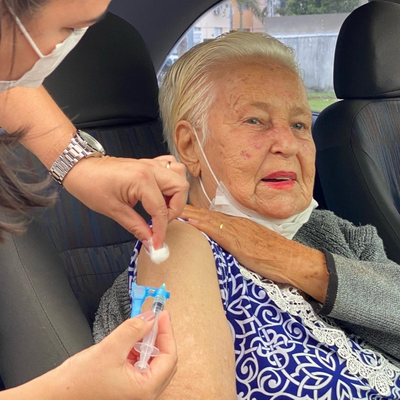 Nesta segunda-feira (15), a vacina&ccedil;&atilde;o ser&aacute; estendida aos idosos com mais de 88 anos. As doses continuar&atilde;o sendo aplicadas na Policl&iacute;nica da cidade, entre 8h e 20h, como drive thru (sem a necessidade de descer do ve&iacute;culo) e tamb&eacute;m no interior do local.