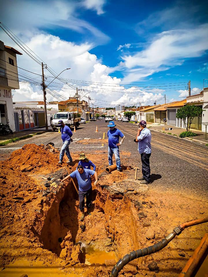 A SAE (Superintendência de Água e Esgoto) de Araguari vem a público informar que está com equipes trabalhando por toda cidade para solucionar os problemas de vazamentos de água.