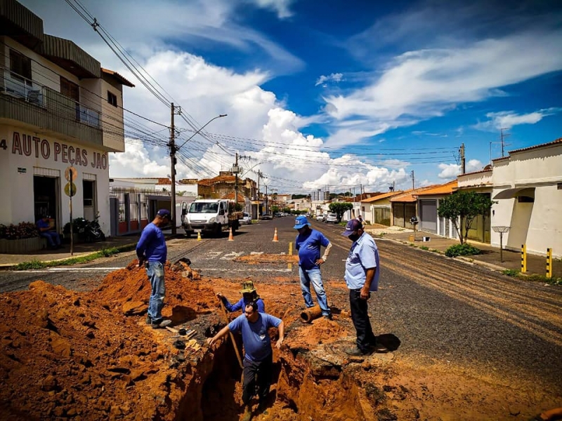 A SAE (Superintendência de Água e Esgoto) de Araguari vem a público informar que está com equipes trabalhando por toda cidade para solucionar os problemas de vazamentos de água.