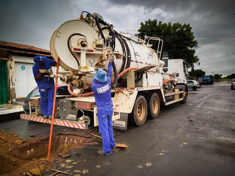 A SAE (Superintendência de Água e Esgoto) de Araguari vem a público informar que está com equipes trabalhando por toda cidade para solucionar os problemas de vazamentos de água.