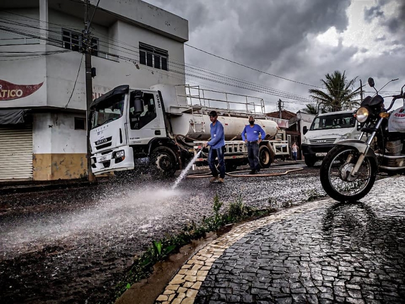 A SAE (Superintendência de Água e Esgoto) de Araguari vem a público informar que está com equipes trabalhando por toda cidade para solucionar os problemas de vazamentos de água.