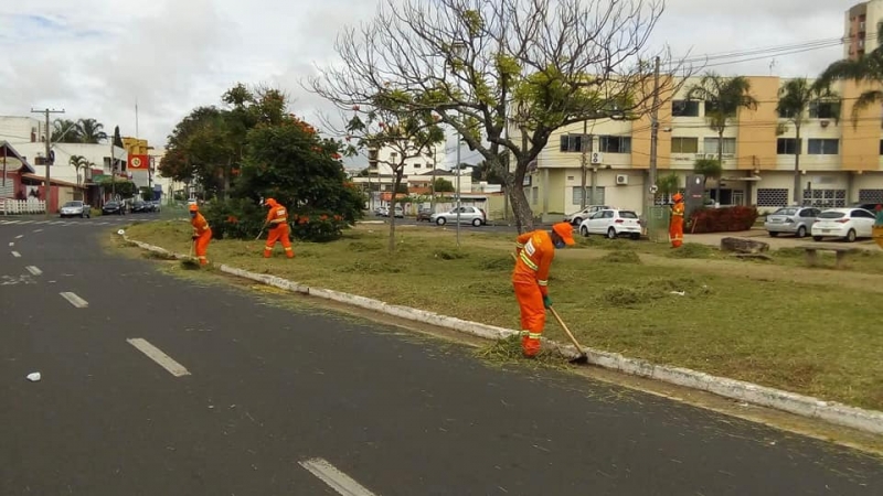 A secretaria de serviços urbanos encerra a semana acompanhando os serviços de limpeza que estão sendo executados dentro do município. Iniciado na segunda-feira (15), os trabalhos seguem sendo desenvolvidos na Avenida Minas Gerais e Theodolino Pereira de Araújo.