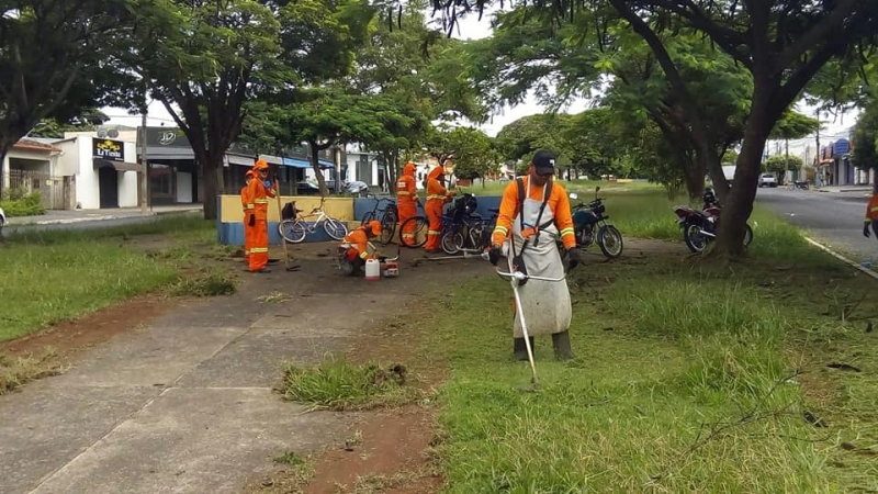 A secretaria de serviços urbanos encerra a semana acompanhando os serviços de limpeza que estão sendo executados dentro do município. Iniciado na segunda-feira (15), os trabalhos seguem sendo desenvolvidos na Avenida Minas Gerais e Theodolino Pereira de Araújo.