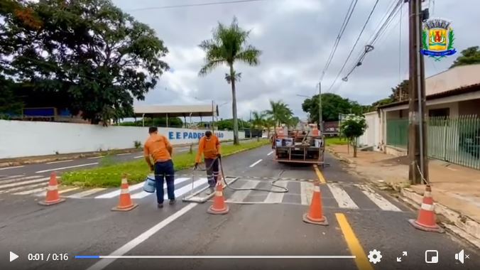 A Prefeitura de Araguari, por meio da Secretaria de Tr&acirc;nsito, Transporte e Mobilidade Urbana executa a sinaliza&ccedil;&atilde;o estratigr&aacute;fica com as demarca&ccedil;&otilde;es da Av. Bahia. O trabalho ser&aacute; feito por diversas localidades da cidade, assim como, naquelas localiza&ccedil;&otilde;es que tem maior demanda.