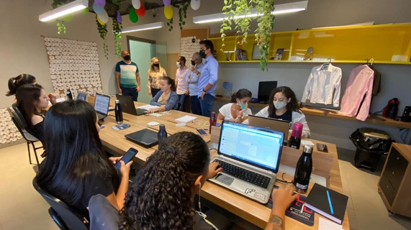 Karla Fernandes, Secretária de Desenvolvimento Econômico e Turismo e Léo Mulata Presidente da Câmera, visitaram a empresa Fábrica Camisaria. E nessa visita, a Sra. Karla tem como objetivo firmar parcerias, afim de trazer novas oportunidades de geração de emprego e renda.