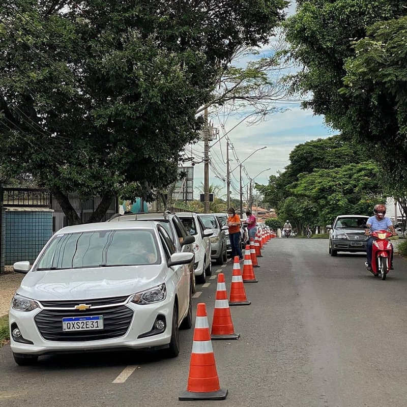 A secretaria de saúde realiza nesta quinta-feira (25), e sexta-feira (26), a aplicação da segunda dose da vacina contra a Covid-19, em idosos que receberam a primeira dose nos dias 11 e 12 de fevereiro. O processo de imunização ocorre respeitando o intervalo de 15 dias como é preconizado pelos órgãos de saúde.