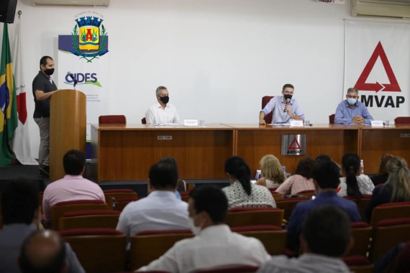 Nesta terça-feira (12), o prefeito de Araguari, Renato Carvalho participou da reunião da AMVAP, Associação dos Municípios da Microrregião do Alto do Vale Paranaíba, para discutir juntamente com outros prefeitos da região sobre a apresentação de propostas para eleição da nova diretoria da Associação.