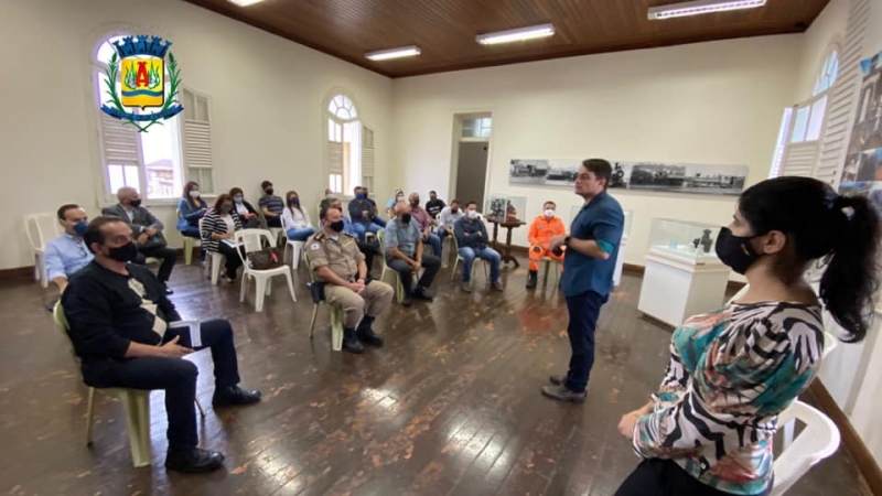 Foi realizado na manhã de hoje (14), um encontro no Palácio dos Ferroviários com representantes de vários segmentos para esclarecer novos pontos relacionados ao momento que Araguari atravessa com a pandemia da Covid-19.