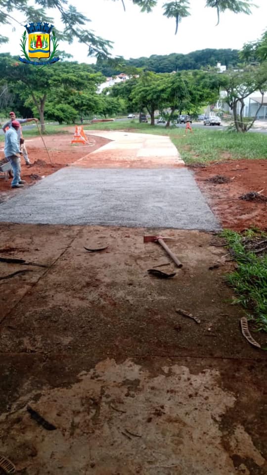 A Secretaria Municipal de Obras da Prefeitura Municipal de Araguari realizou novo ajuste com análise técnica no canteiro da Avenida Minas Gerais, Bairro Sibipiruna. Com as chuvas fortes o calçamento apresentou danos com rompimento da parte cimentada.