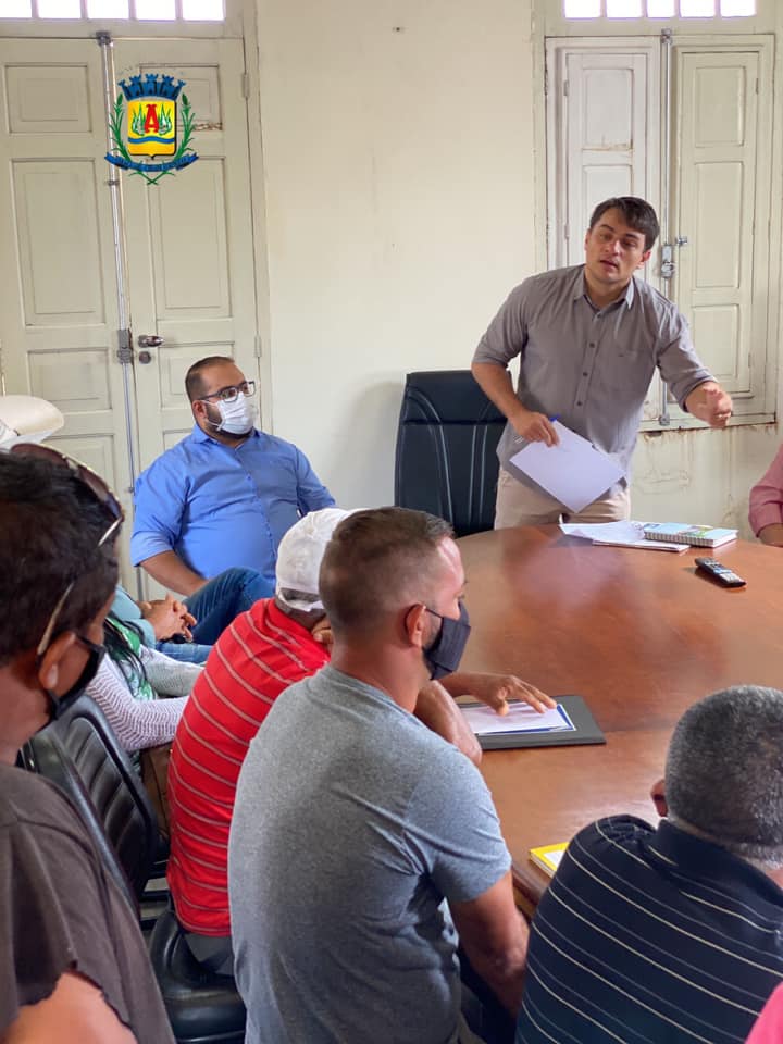 O Prefeito Renato Carvalho (Republicanos) recebeu nesta segunda (18), presidentes das associações de bairros, do Distrito de Amanhece e da comunidade de Florestina em uma reunião para a apresentação de cada representante. Os Secretários Antônio Cafreune (Serviços Urbanos), Luiz Felipe Miranda (Obras) e José Sebastião de Camargo (Trânsito, Transporte e Mobilidade Urbana) também participaram do encontro, já para dar andamento às solicitações e demandas emergenciais apresentadas.