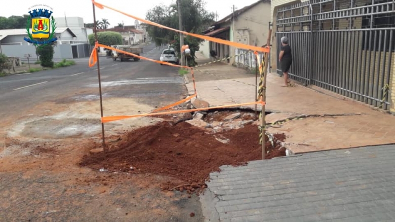 A Secretaria Municipal de Obras da Prefeitura de Araguari trabalhou em reparo de drenagem na Avenida Joaquim Aníbal. A chuva com decorrência de enxurrada arrancou uma pequena parte do asfalto e provocou danos no calçamento.