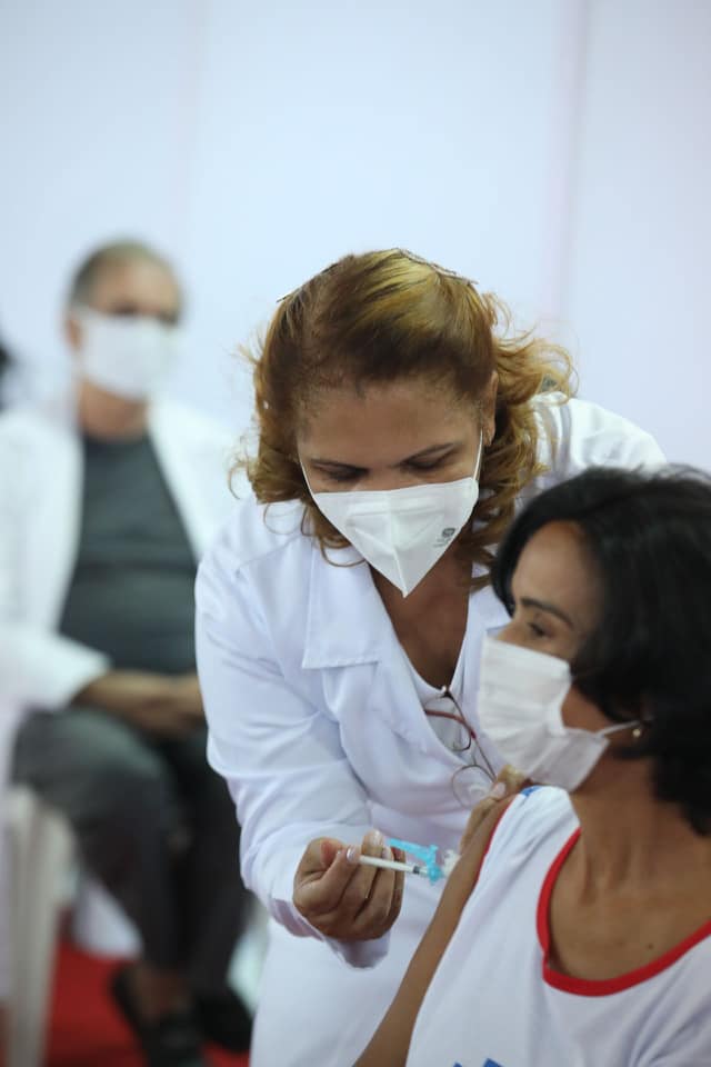 Esse momento marca uma fase positiva contra a COVID-19 no município e em todo país”. Essa foi a colocação feita pela primeira médica vacinada no município, doutora Eloísa Maria de Melo Ferreira, com 37 anos dedicados a atenção primária na rede pública de saúde e que tem 61 anos de idade. Ela e outros mais 12 médicos, enfermeiros e técnicos foram os primeiros a receber a primeira dose contra a doença.