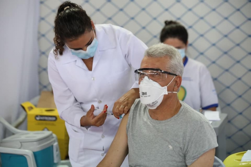 Esse momento marca uma fase positiva contra a COVID-19 no município e em todo país”. Essa foi a colocação feita pela primeira médica vacinada no município, doutora Eloísa Maria de Melo Ferreira, com 37 anos dedicados a atenção primária na rede pública de saúde e que tem 61 anos de idade. Ela e outros mais 12 médicos, enfermeiros e técnicos foram os primeiros a receber a primeira dose contra a doença.