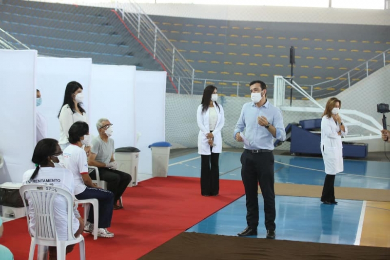 Esse momento marca uma fase positiva contra a COVID-19 no município e em todo país”. Essa foi a colocação feita pela primeira médica vacinada no município, doutora Eloísa Maria de Melo Ferreira, com 37 anos dedicados a atenção primária na rede pública de saúde e que tem 61 anos de idade. Ela e outros mais 12 médicos, enfermeiros e técnicos foram os primeiros a receber a primeira dose contra a doença.