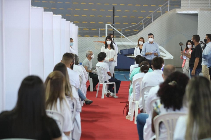 Esse momento marca uma fase positiva contra a COVID-19 no município e em todo país”. Essa foi a colocação feita pela primeira médica vacinada no município, doutora Eloísa Maria de Melo Ferreira, com 37 anos dedicados a atenção primária na rede pública de saúde e que tem 61 anos de idade. Ela e outros mais 12 médicos, enfermeiros e técnicos foram os primeiros a receber a primeira dose contra a doença.