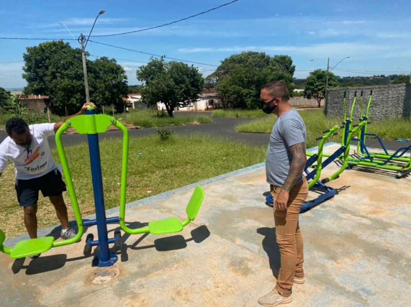 A Secretaria de Esportes e Juventude promoveu nesta semana, a poda no gramado do CESAC III – José dos Santos Lima, no Bairro Gutierrez. Na oportunidade foi feita a limpeza externa da praça esportiva, com apoio da Secretaria de Serviços Urbanos e Distritais.