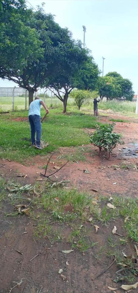 A Secretaria de Esportes e Juventude promoveu nesta semana, a poda no gramado do CESAC III – José dos Santos Lima, no Bairro Gutierrez. Na oportunidade foi feita a limpeza externa da praça esportiva, com apoio da Secretaria de Serviços Urbanos e Distritais.