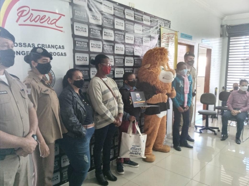 Na manhã desta quinta-feira (1º), o aluno Samuel Resende da Silva, do 5° ano da professora Maria Abadia Paim, do C.E.M. Professor Hermenegildo Marques Veloso foi premiado em Cerimônia no 53° Batalhão de Polícia Militar.