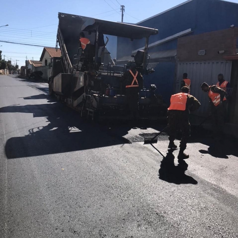 A Prefeitura de Araguari, através da Secretaria de Obras promoveu nesta semana, o recapeamento da Rua Manoel de Assis Pereira, Bairro Goiás. A via é um ponto importante de ligação entre as Avenidas Senador Melo Vianna com Belchior de Godoy.