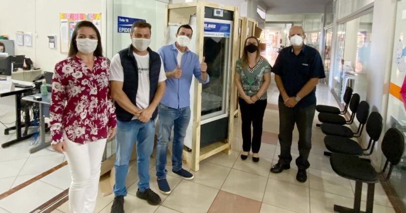 Nesta quarta-feira (14), a Secretaria de Saúde recebeu quatro câmaras conservadoras da FIEMG Regional. Elas são usadas na refrigeração das vacinas.  A administração do município só tem a agradecer os amigos que tanto têm colaborado com os araguarinos.  Parabéns e obrigado ao diretor regional da FIEMG Mauro Cunha, que fez gestão para que o município fosse contemplado com os refrigeradores. Eles serão muito bem usados pelos profissionais da saúde no atendimento à população.