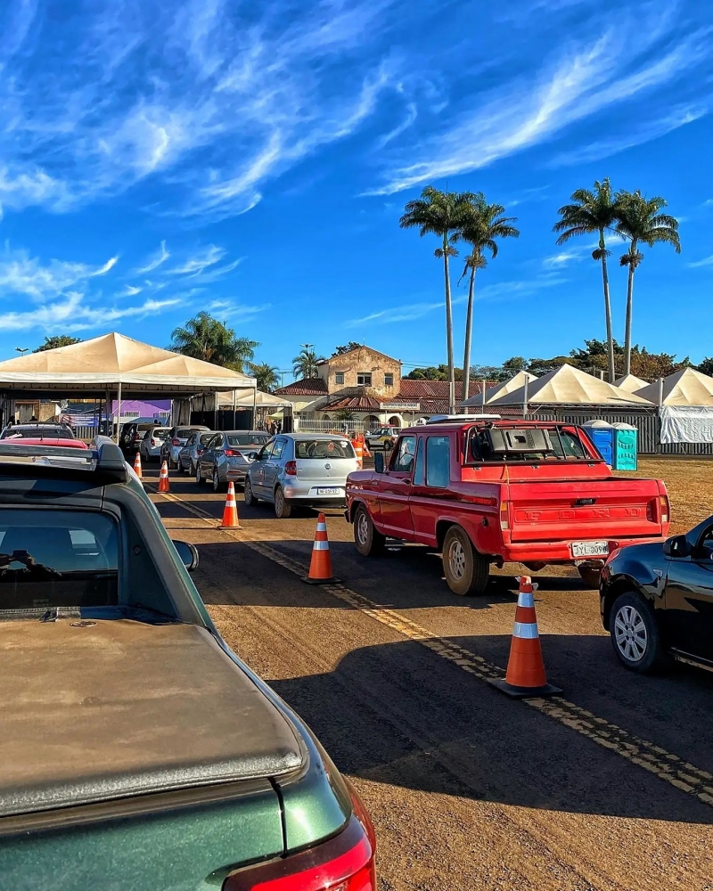 A Secretaria Municipal de Saúde informa que a vacinação em drive thru segue nesta terça-feira (20), no aeroporto da cidade. Inicialmente foram iniciadas as aplicações do dia para pessoas acima de 38 anos, mas, devido ao fluxo de pessoas e quantidade de doses disponíveis foi possível reduzir a idade para 37 anos. Então você que tem 37 anos completos procure o aeroporto para ser imunizado em primeira dose contra a Covid-19. A vacinação é em drive-thru e de 8h às 16h.  SEGUNDA DOSE  Quem tomou Astrazeneca no dia 20 de abril ou em data anterior ou a Coronavac a mais de 14 dias já pode ser imunizados com a segunda dose. Leve o cartão de vacinas.  Faça o seu cadastro no site da Prefeitura, leve um comprovante de residência e o cartão de vacinas.  FOTO: SECRETARIA DE GABINETE