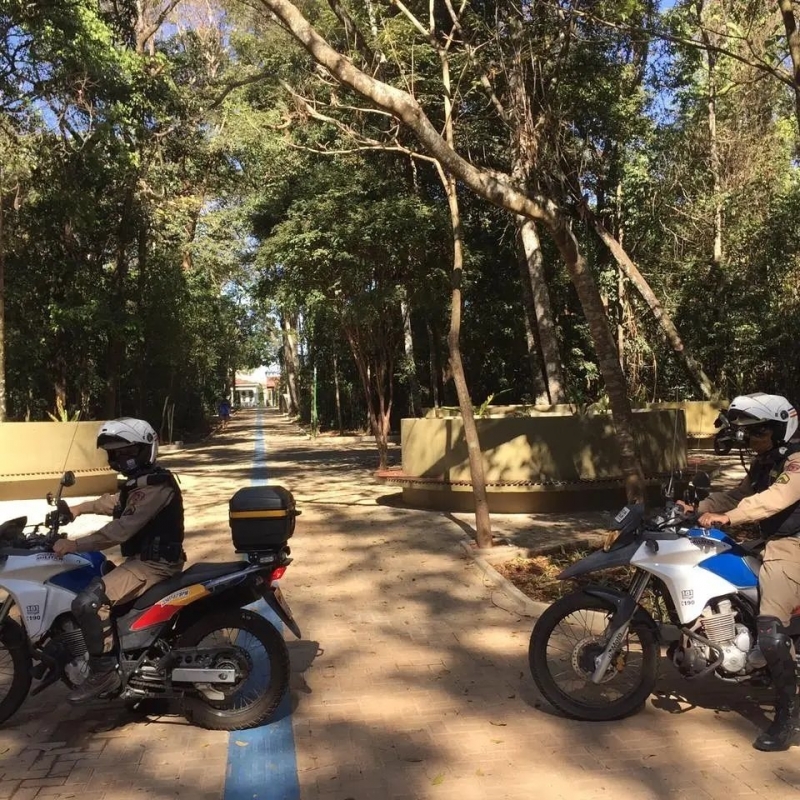 A Prefeitura de Araguari através da Secretaria de Meio Ambiente desenvolve uma parceria importante com o 53º Batalhão de Polícia Militar. O trabalho conjunto está sendo levado para o interior do Bosque John Kennedy com a “Operação Presença, Bosque Seguro”.