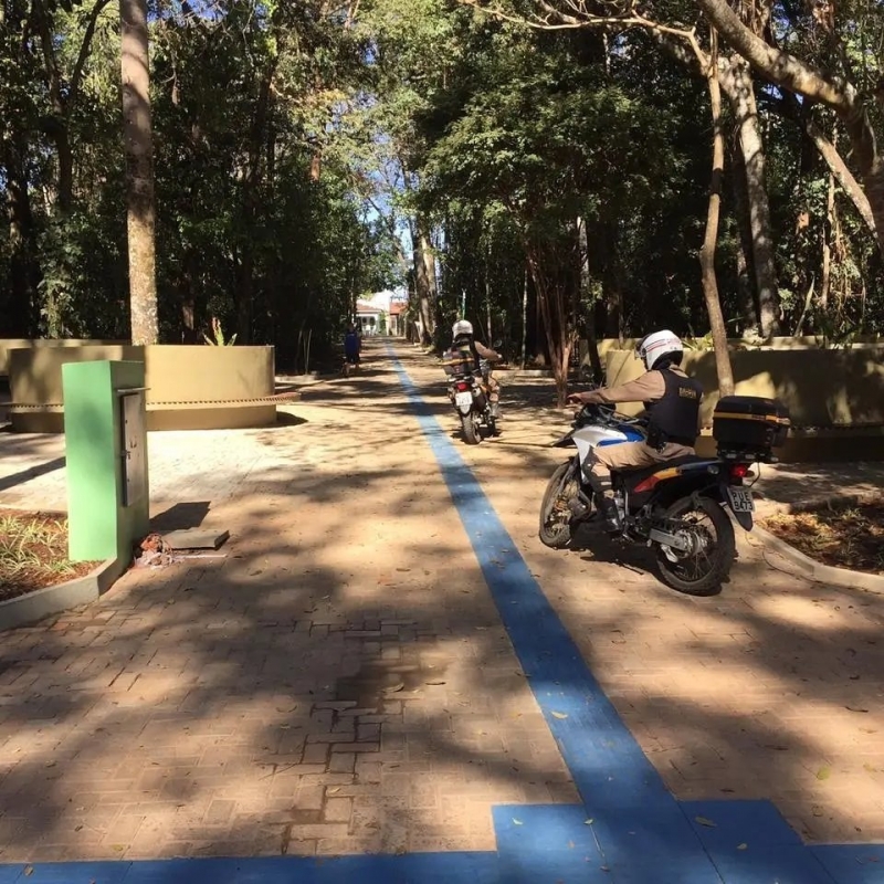 A Prefeitura de Araguari através da Secretaria de Meio Ambiente desenvolve uma parceria importante com o 53º Batalhão de Polícia Militar. O trabalho conjunto está sendo levado para o interior do Bosque John Kennedy com a “Operação Presença, Bosque Seguro”.