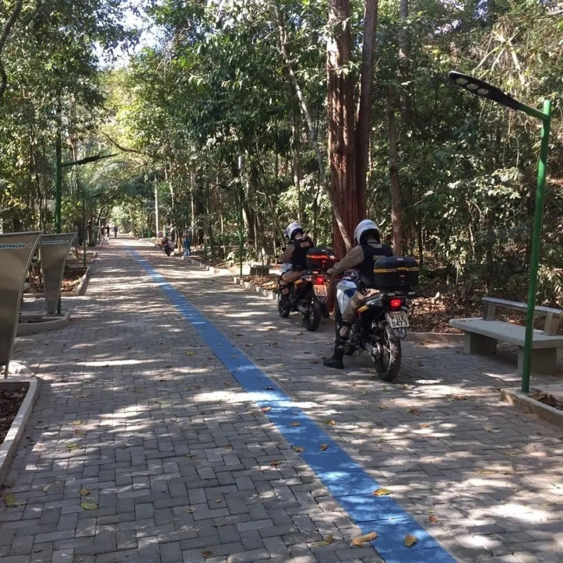 A Prefeitura de Araguari através da Secretaria de Meio Ambiente desenvolve uma parceria importante com o 53º Batalhão de Polícia Militar. O trabalho conjunto está sendo levado para o interior do Bosque John Kennedy com a “Operação Presença, Bosque Seguro”.