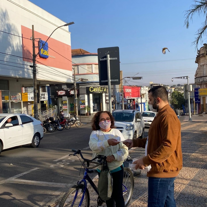 O trabalho conjunto iniciado nesta quarta-feira (28), por agentes de saúde do município e da força de segurança do município com a distribuição de máscaras atingiu grande número de pessoas em Araguari. Ao todo serão distribuídas 55 mil máscaras. A campanha do governo de minas denominada “A Batalha contra a Covid-19 ainda não terminou” com a distribuição de máscaras.