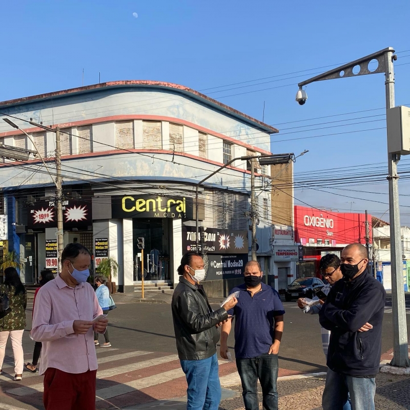 O trabalho conjunto iniciado nesta quarta-feira (28), por agentes de saúde do município e da força de segurança do município com a distribuição de máscaras atingiu grande número de pessoas em Araguari. Ao todo serão distribuídas 55 mil máscaras. A campanha do governo de minas denominada “A Batalha contra a Covid-19 ainda não terminou” com a distribuição de máscaras.