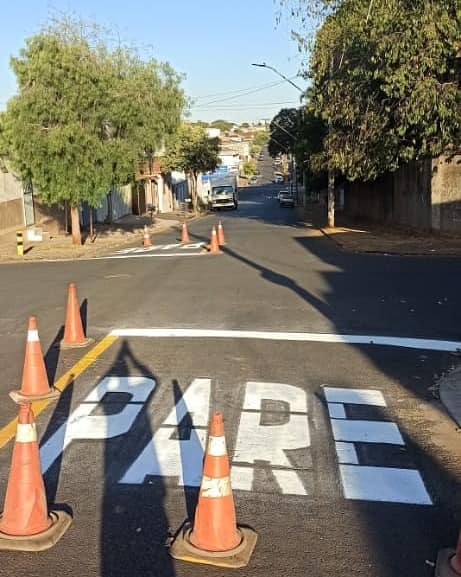 A Secretaria de Trânsito, Transporte e Mobilidade Urbana – SETTRANS continua trabalhando na pintura da sinalização de solo nas vias do município. Os trabalhos desta semana ocorreram nas vias que fazem confluência com a rua Olegário Maciel, região central da cidade.