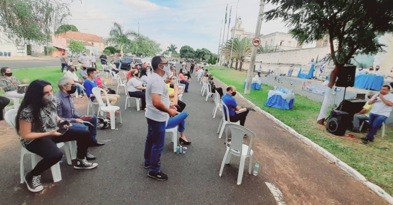 Na tarde desta terça-feira (1º), a Secretaria de Política Sobre Drogas de Araguari realizou fez o lançamento da “Campanha Junho Branco”. O evento ocorreu na porta do Palácio dos Ferroviários de Araguari, contando com a presença da vice-prefeita Maria Cecília de Araújo, Vereador Waltemir Branquinho, Secretária Waldeni Maria de Assis, Secretário Paulo Apóstolo da Silva, Major Charles Tiellman, Subcomandante do 53º Batalhão de Polícia Militar, Capitão Carlos Gomes do 2º Batalhão Ferroviário de Araguari, Tenente André Luiz, 2ª Companhia de Bombeiros, Karine Viana Ferreira, Coordenadora da Saúde Mental, convidados e a imprensa.