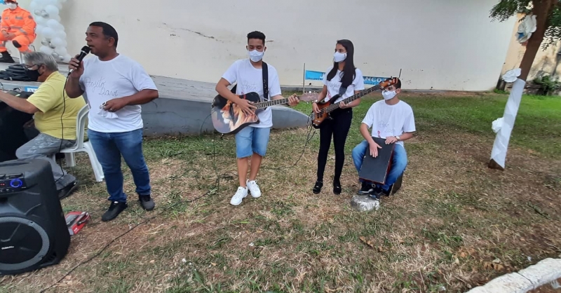 Na tarde desta terça-feira (1º), a Secretaria de Política Sobre Drogas de Araguari realizou fez o lançamento da “Campanha Junho Branco”. O evento ocorreu na porta do Palácio dos Ferroviários de Araguari, contando com a presença da vice-prefeita Maria Cecília de Araújo, Vereador Waltemir Branquinho, Secretária Waldeni Maria de Assis, Secretário Paulo Apóstolo da Silva, Major Charles Tiellman, Subcomandante do 53º Batalhão de Polícia Militar, Capitão Carlos Gomes do 2º Batalhão Ferroviário de Araguari, Tenente André Luiz, 2ª Companhia de Bombeiros, Karine Viana Ferreira, Coordenadora da Saúde Mental, convidados e a imprensa.