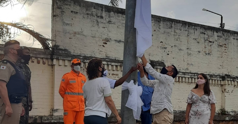 Na tarde desta terça-feira (1º), a Secretaria de Política Sobre Drogas de Araguari realizou fez o lançamento da “Campanha Junho Branco”. O evento ocorreu na porta do Palácio dos Ferroviários de Araguari, contando com a presença da vice-prefeita Maria Cecília de Araújo, Vereador Waltemir Branquinho, Secretária Waldeni Maria de Assis, Secretário Paulo Apóstolo da Silva, Major Charles Tiellman, Subcomandante do 53º Batalhão de Polícia Militar, Capitão Carlos Gomes do 2º Batalhão Ferroviário de Araguari, Tenente André Luiz, 2ª Companhia de Bombeiros, Karine Viana Ferreira, Coordenadora da Saúde Mental, convidados e a imprensa.