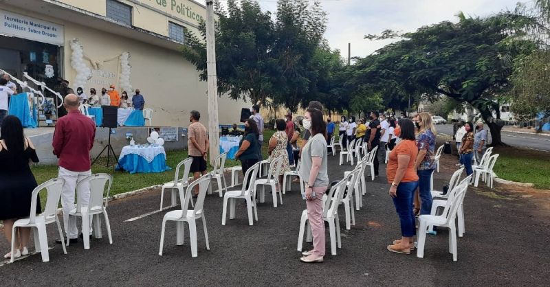 Na tarde desta terça-feira (1º), a Secretaria de Política Sobre Drogas de Araguari realizou fez o lançamento da “Campanha Junho Branco”. O evento ocorreu na porta do Palácio dos Ferroviários de Araguari, contando com a presença da vice-prefeita Maria Cecília de Araújo, Vereador Waltemir Branquinho, Secretária Waldeni Maria de Assis, Secretário Paulo Apóstolo da Silva, Major Charles Tiellman, Subcomandante do 53º Batalhão de Polícia Militar, Capitão Carlos Gomes do 2º Batalhão Ferroviário de Araguari, Tenente André Luiz, 2ª Companhia de Bombeiros, Karine Viana Ferreira, Coordenadora da Saúde Mental, convidados e a imprensa.