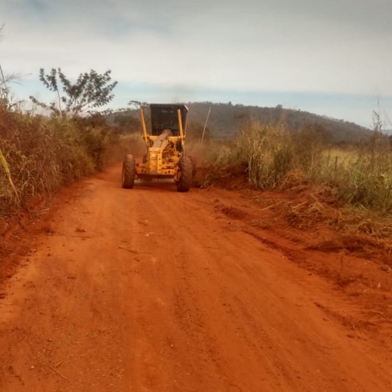 A Secretaria de Obras está trabalhando em três pontos importantes da zona rural nesta semana. Os serviços consistem na manutenção de toda estrada, desde seu início até a ligação com as comunidades rurais do município.